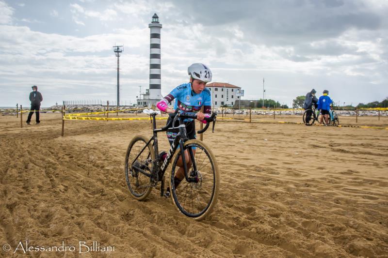 Sabbia, pioggia, vento e sole: è cominciato da Jesolo il 12° Giro d’Italia Ciclocross, grandi numeri e tanta tecnica